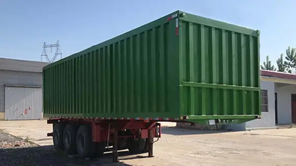 Velké, lehké uzavřené skříňové návěsy zvyšují efektivitu logistiky